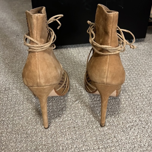 LOVIN’ STEVE MADDEN ANKLE BOOTS - Picture 3 of 4